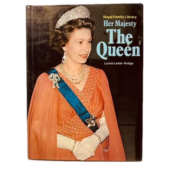 𝅺royal Family Library Her Majesty The Queen by Lorne Leete-Hodge - Picture 1 of 7